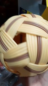 ตระกร้อนิยมไทยรุ่นUNT201NTส่งพร้อมกล่องขนาดมาตราฐานแข็งแรงยืดหยุ่นนำไปใช้แข่งกีฬาแห่งชาติได้ส่งพร้อมกล่องสีน้ำเงิน