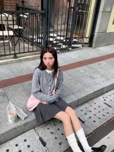 ＜109＞  Huang Zheng Xiaoxiang Phong Cách Cổ Tròn Áo Khoác Len Mỏng Nữ 2025 Áo Cardigan Tôn Dáng Gầy Mùa Thu 143MY603