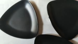 Dĩa nhựa melamine hình tam giác màu đen nhám SIZE 19 / 22 / 25 cm