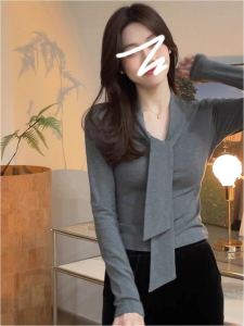 เสื้อยืดคอวีถักสีเทาฝรั่งเศสสำหรับผู้หญิง เสื้อเชิ้ตแขนยาวทรงสลิมฟิตสำหรับฤดูใบไม้ร่วงและฤดูหนาว เสื้อชั้นในที่สวมใส่สบายและเป็นเอกลักษณ์