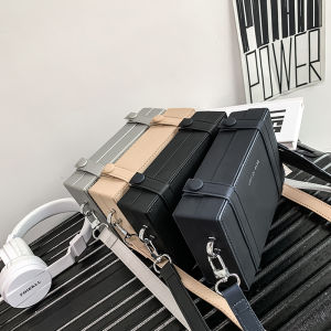 Original INS Niche Design Feeling กระเป๋าสะพายข้างสําหรับผู้ชายกระเป๋ากล่องพร้อมหัวเข็มขัดแม่เหล็กสีบริสุทธิ์สไตล์ญี่ปุ่นและเกาหลีใต้กระเป๋าเยาวชนลําลอง