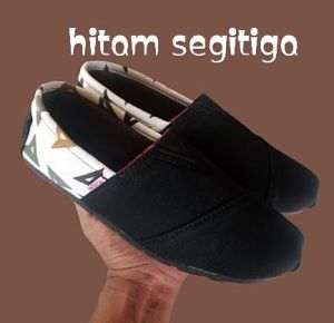 sepatu santai slip-on Wakaii70 hitam segitiga premium pria dan wanita