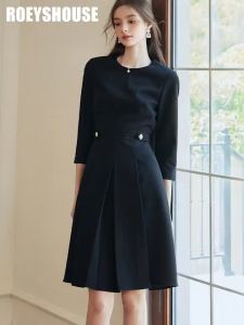 Đầm thiết kế đen trơn xếp xoè tay lửng