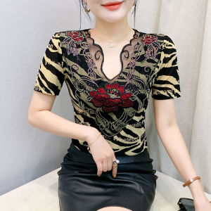 Yimei 2025 Áo sơ mi kim cương nổi bật cổ chữ V bằng ren Mới Mùa Hè Áo Thun Nữ Ngắn Tay lưới áo kích thước lớn mỏng và thiết kế thon gọn khí chất