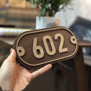 BẢNG BIỂN SỐ PHÒNG KHÁCH SẠNQUÁN ĂN THEO YÊU CẦU Size 20*10cm Gỗ 2 màu tương phản số dán nổi.