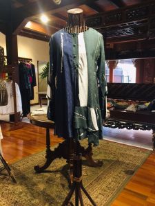 Anya Tunik Viscos by Dian Pelangi LIMITED EDITION Baju Blouse Atasan Kemeja Blus Outfit Batik Casual Formal Kerja Kantor Pesta Pernikahan Kondangan Wanita Hijaber Cantik Anggun Modis Modern Elegan Mewah Model Korea Terbaru Motif Abstrak Kekinian