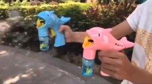 <Đồ chơi giá rẻ> Đồ chơi súng bắn xà bông an toàn dành cho bé vui chơi