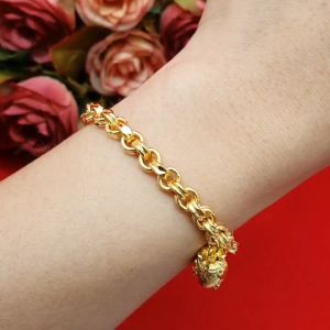 สร้อยข้อมือทองลายผ่าหวายกลมห้อยจี้ ความยาว 7 นิ้ว ทำจากทองเหลือง เคลือบทองคุณภาพสูง รูปถ่ายจากสินค้าจริง