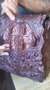 กระเป๋าสะพายสีดำ Super Black เป็นกระเป๋าหนังจระเข้ม้วน