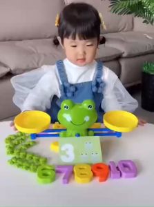 Cân bằng toán học cỡ lớn- Ếch thăng bằng cho bé học toán. Giáo cụ Montessori