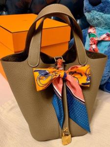 กระเป๋าถังหนังวัวแท้แฟชั่นสําหรับผู้หญิงสไตล์สิริลําลองพร้อมรายละเอียดการเย็บกระเป๋าถือหนังนุ่ม