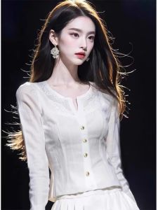 WANGGONGZHU | Elegant Short French Style Shirt Womens Spring Autumn 2025 New Fashion Slimming V-neck Pullover Top Quality Fashion Sensation