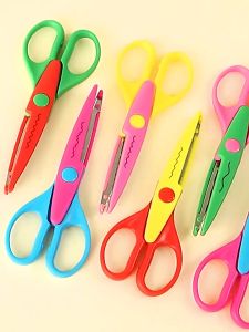 Kéo răng cưa kéo viền sóng thủ công cho bé làm thiệp album