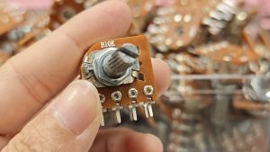 Potensio Rotari Klik 8 pin 10k Drat Stereo Kaki 4-4 Lurus 103