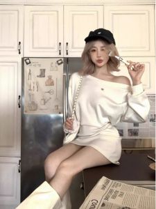 ชุดเดรสสั้นแขนยาวสไตล์เกาหลีสำหรับผู้หญิงในฤดูใบไม้ร่วงและฤดูหนาว กระโปรงสั้นเข้ารูป เสื้อสเวตเตอร์คอวี โชว์กระดูกไหปลาร้า เอวสูง เดรสแฟชั่นสุดเก๋