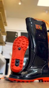 คุณพร้อมที่จะทำการรองเท้าบูทยางด้วย รองเท้าบูทสีดำ บูทดำยาวผูกเชือก 19 นิ้ว สูง