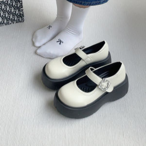 รองเท้าส้นเตี้ยผู้หญิง รองเท้าส้นเตี้ยแบบสวมสบายสำหรับฤดูร้อนปี 2025 สไตล์ย้อนยุคสหราชอาณาจักร ระบายอากาศได้ดี รองเท้าเสริมส้น สไตล์เกาหลี