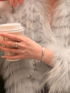 Womens Titanium Steel Shell Imitation Bracelet Luxury Sensation Silver Hand Chain Bracelet Light Luxury Bracelet Fashion Jewelry