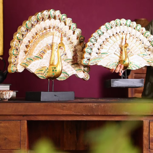 ไม้เนื้อแข็งสีขาวนกยูงเปิดหน้าจอ Equipments ห้องโถงเครื่องประดับโต๊ะโรงแรมไทยร้านเสริมสวยตกแต่งประติมากรรมนกยูง