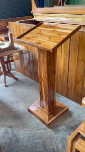 โพเดียมไม้สักทอง ขนาด 40x50 และ 110xซม ทำจากไม้สักเกรดดีอบแห้ง สีเคลือบประกอบสำเร็จทนแดด