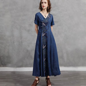 ชุดเดรสยาวปานกลางผู้หญิงฤดูร้อนวินเทจ 2025 ใหม่ กระโปรงยีนส์ปักลาย คอวี ทรงสลิมฟิต กระโปรงทรงเอ ผ้าฝ้าย