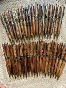 Bút gỗ bách xanh loại có nắp đậy và loại thân xoay- Tặng kèm hộp