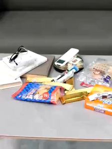 Kotak Penyimpanan Desktop Keranjang Tempat Penyimpanan Plastik dengan Gagang Emas Pengatur Rumah Tangga Antiselip untuk Kamar Mandi Kamar Tidur Dapur Lemari Pamela Storage Box