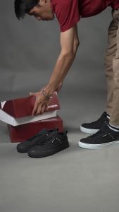 NAZ DIVO - Sepatu Sneakers Pria Kasual Traveling Hitam NZL28 SolDijahit Sepatu Kets Kerja Pria LOKAL