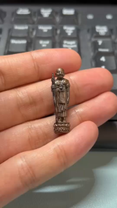 รูปหล่อยืนถือไม้ท้าว หลวงปู่หงษ์ วัดเพชรบุรี จ.สุรินทร์ เนื้อชนวน ตอกโค๊ด ออกงานกฐินปี ๒๕๕๕ #รับประกันพระแท้