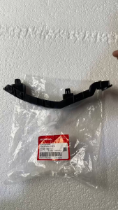 Phe cài cản trước Honda CRV các đời xe. Bát cài ba đờ xốc trước CRV 2012 - 2025 hàng chính hãng. (Ảnh sản phẩm là của CRV đời 2022)