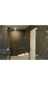 แผ่นหินอ่อนเทียม ตกแต่งบ้าน ภายใน ห้องนอน ห้องนั่งเล่น ห้องรับแขก ห้องอาหาร ขนาด2400x1200 Cm. รุ่น 9014 Ariana (ราานี้ไม่รวมค่าส่ง)