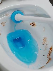 แปรงขัดห้องน้ำแบบใช้แล้วทิ้ง ไม้ขัดส้วม ติดผนัง มีน้ำยาในตัว ลดกลิ่น สิ่งสกปรก หัวแปรงสามารถทำความสะอาดได้ 360° ที่ขัดห้องน้ำ