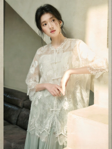 JK&JS | Áo Sơ Mi Lụa Thanh Lịch Trẻ Trung Với Họa Tiết Thêu Đầy