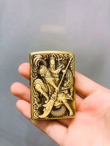 HỘP QUẸT BẬT LỬA ZIP-PO GA ĐÁ HÌNH QUAN CÔNG KHẮC NỔI