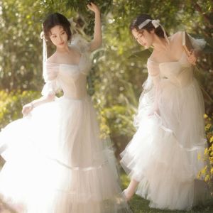 ชุดแต่งงานสไตล์เจ้าสาวสีขาว เดรสยาวปานกลางแบบสายเดี่ยว แขนยาว คอวี ทรงเอ กระโปรงทรงเอ ผ้าโปร่ง สำหรับงานแต่งงานกลางแจ้ง