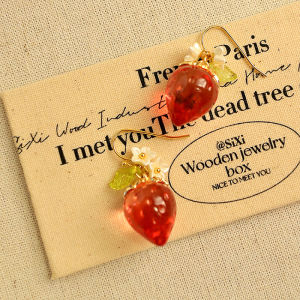 ต่างหูรูปสตรอเบอร์รี่สีสดใสแบบใหม่สำหรับฤดูใบไม้ผลิและฤดูร้อน ต่างหูแบบไม่เจาะ ดีไซน์สตรอเบอร์รี่สีสดใส ต่างหูแบบไม่เจาะสำหรับผู้หญิง