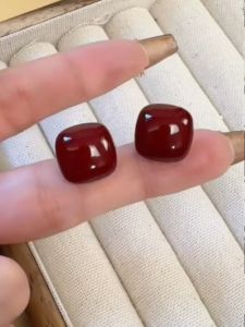 ต่างหูรูปน้ำตาลสีแดง ต่างหูแฟชั่นฤดูใบไม้ร่วง/ฤดูหนาว ต่างหูรูปทรงกลมสีน้ำตาล ต่างหูสุดเก๋สำหรับผู้หญิง เครื่องประดับหูใหม่ปี 2025