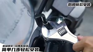 Giá đỡ điện thoại xe máy hình nón bảo hiểm.