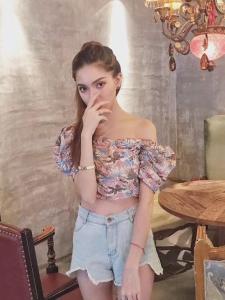 เสื้อเชิ้ตคอวีแขนพองพิมพ์ลายสไตล์ย้อนยุคสำหรับผู้หญิงในช่วงฤดูร้อนปี 2025 เสื้อเชิ้ตแขนสั้นทรงเข้ารูปพิมพ์ลายแฟชั่นสำหรับผู้หญิง