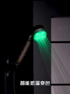 Homeneeds HAND SHOWER LED UNIK DENGAN SENSOR WARNA SESUAI SUHU AIR HSS-243