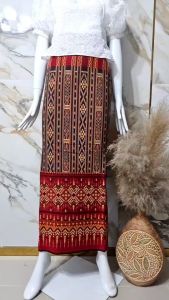 ผ้าซิ่นไหมไทลื้อ ทอลาย สีแดง เกรดพรีเมี่ยม ตัดเสื้อ ซิ่น ขนาดยาว 2 หลา กว้าง 1 เมตร (ยังไม่ตัดเย็บ) ตัดชุดไทยไปวัดงานบุญ งานบวช