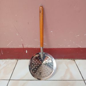 serokan/saringan minyak stainless steel tebal anti karat gagang kayu kokoh tersedia 4 variasi
