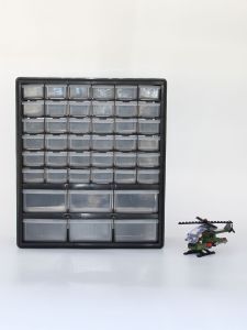 กล่องจัดระเบียบวัสดุอุปกรณ์พลาสติกแบบลิ่มเลือด ช่องแยกชั้นวางของบนโต๊ะแบบติดผนัง กล่องจัดระเบียบแบบเรียบง่ายสำหรับใช้ในบ้าน