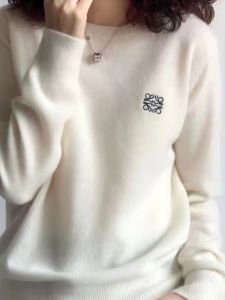 เสื้อเชิ้ตผ้าวูลแท้ เสื้อสเวตเตอร์ถัก ผู้หญิง เรียบง่าย ปักลาย สลิมฟิต แขนยาว คอกลม สไตล์ลำลอง แฟชั่น ฤดูหนาว