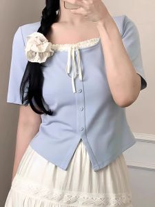 เสื้อยืดแขนสั้นผ้าลูกไม้คอเหลี่ยมลายดอกไม้สไตล์หวานสำหรับผู้หญิงไซส์ใหญ่ในช่วงฤดูร้อน เสื้อคลุมแขนยาวทรงเข้ารูป ปกโปโล ความยาวปกติ