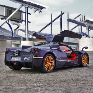 เล่นเด็กผู้ชายโลหะด้วยรถที่รถคนรักในช่วงเวลาสำหรับโมเดล Pagani Huayra ขนาด 24 มม