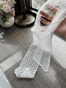 ผ้าพันคอไหมสีขาวปักลายลูกไม้สไตล์เกาหลีสำหรับผู้หญิง ผ้าพันคอแบบยาวบาง ตกแต่งด้วยโบว์เล็ก ผ้าฝ้ายผสมโพลีเอสเตอร์ ฤดูใบไม้ผลิและฤดูใบไม้ร่วง