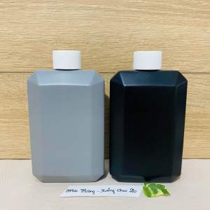 Chai lọ nhựa HDPE 350ml Màu Đen-Xám Ghi dáng vuông bo cạnh.Siêu đẹp có vòi nhấn đủ kiểuđủ loại.Đựng dầu gộisữa tắm…