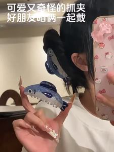 CA คลิปปลาซาร์ดีนน่ารักสร้างสรรค์สำหรับผู้หญิงระดับไฮเอนด์ 2025 ใหม่กิ๊บติดผมด้านหลังศีรษะคลิปฉลามระดับไฮเอนด์