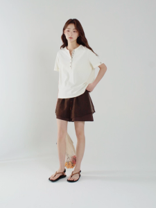 GIORDANO ผู้หญิง เสื้อยืด ผ้าฝ้าย 100% คอวี กระดุม ปักดอกไม้ แขนสั้น เสื้อยืดแฟชั่นลำลอง 18325807